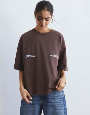 Pull & Bear - T-Shirt in Braun mit Schriftzug-Brown