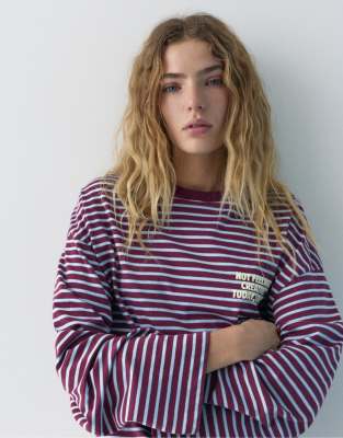 Pull & Bear - T-Shirt in Burgunderrot mit Schriftzug und Streifen