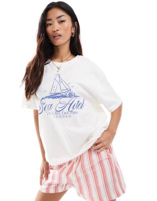 Pull & Bear - T-Shirt in Ecru mit maritimem Grafikprint-Weiß