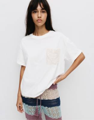 Pull & Bear - T-Shirt in Eisweiß mit gehäkelter Tasche