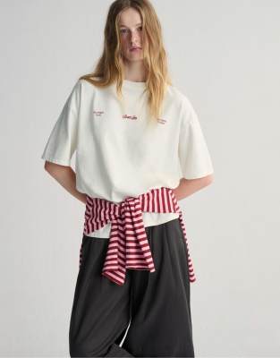 Pull & Bear - T-Shirt in Eisweiß mit Herz-Grafikprint