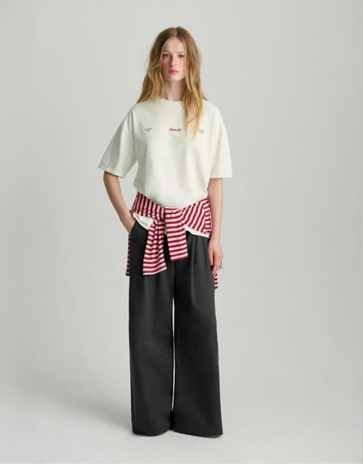 Pull&Bear – T-Shirt in Eisweiß mit Herz-Grafikprint, 3 von 4