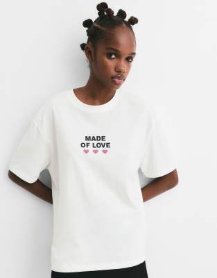 Pull & Bear - T-Shirt in Eisweiß mit Herzprint und Schriftzug