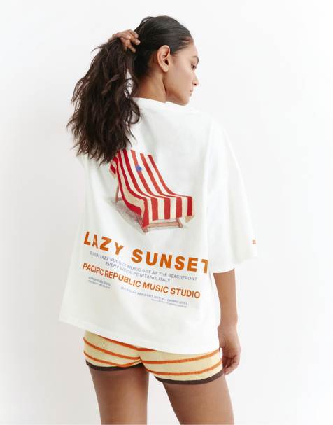 Pull&Bear – T-Shirt in Eisweiß mit Liegestuhl-Grafik - view 1
