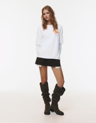 Pull & Bear - T-Shirt in Eisweiß mit Möbel- und Textprint