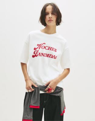Pull & Bear - T-Shirt in Eisweiß mit „Noches Bandidas"-Print