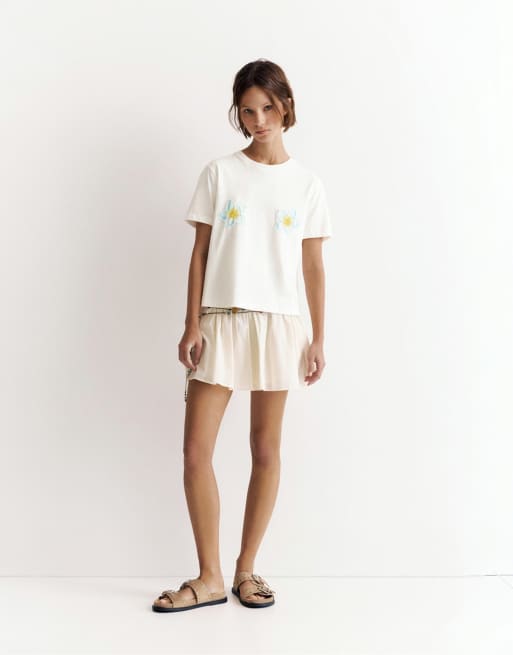 Pull&Bear – T-Shirt in Eisweiß mit perlenbesetztem Blumendetail, 4 von 4