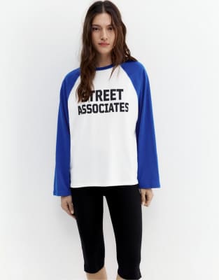 Pull & Bear - T-Shirt in Eisweiß mit Raglanärmeln und Grafik