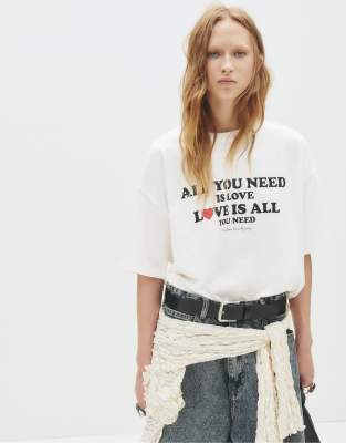 Pull & Bear - T-Shirt in Eisweiß mit „The Beatles"-Print