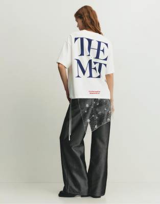 Pull & Bear - T-Shirt in Eisweiß mit „The Met"-Schriftzug