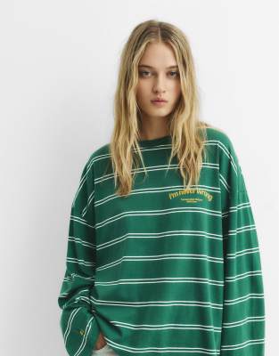 Pull & Bear - T-Shirt in Flaschengrün mit Streifen und Textprint