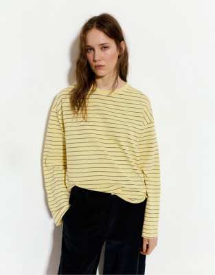 Pull & Bear - T-Shirt in Gelb mit gelben Streifen