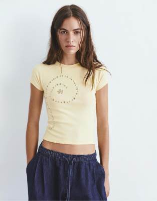 Pull & Bear - T-Shirt in Gelb mit Nietenbesatz