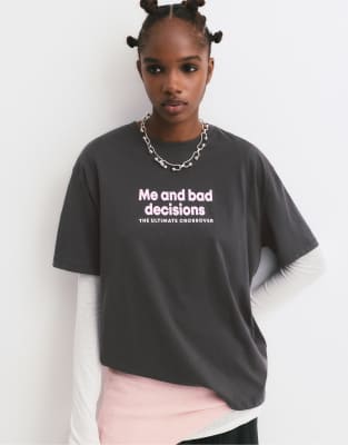 Pull & Bear - T-Shirt in Grau mit „Bad Decisions"-Print
