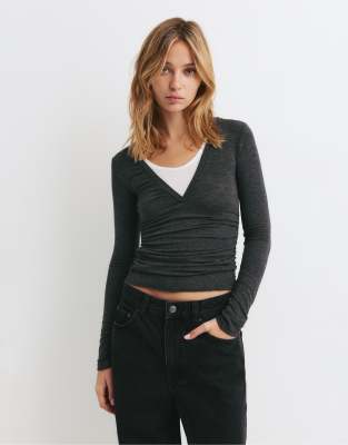 Pull & Bear - T-Shirt in Grau mit doppeltem V-Ausschnitt