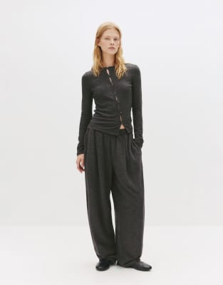 Pull & Bear - T-Shirt in Grau mit Knopfleiste vorne