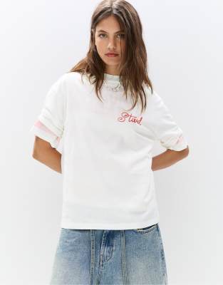 Pull & Bear - T-Shirt in kühlem Weiß mit „STWD"-Logo und Tortenprint