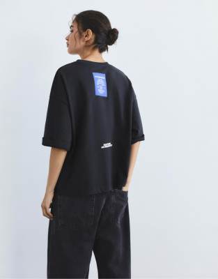 Pull & Bear - T-Shirt in Marineblau mit aufgesticktem Etikett und Schriftzug