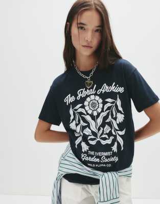 Pull & Bear - T-Shirt in Marineblau mit Blumenprint