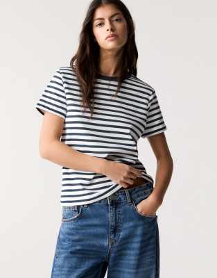 Pull & Bear - T-Shirt in Marineblau-Bunt