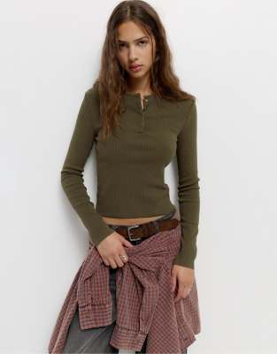 Pull & Bear - T-Shirt in Maulwurfbraun mit Henley-Ausschnitt-Brown