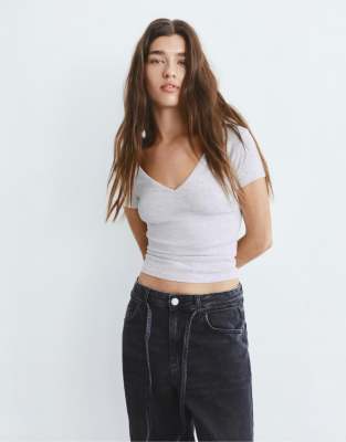 Pull & Bear - T-Shirt in meliertem Grau mit V-Ausschnitt