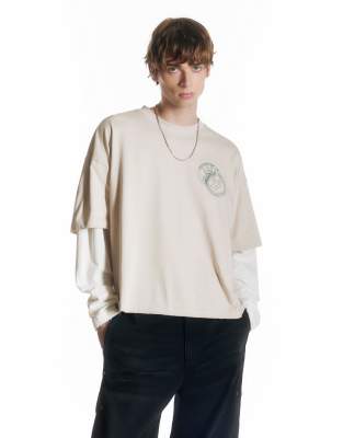 T-Shirt in Sand mit zweilagigen Ärmeln und Print-Neutral Neutral L
