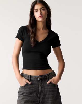 Pull & Bear - T-Shirt in Schwarz mit V-Ausschnitt