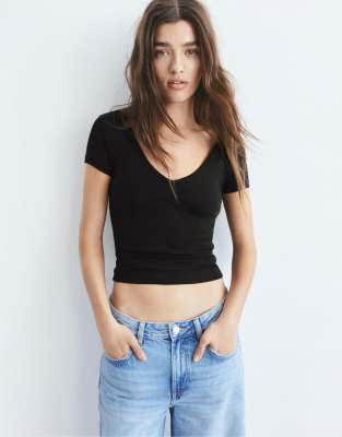 Pull & Bear - T-Shirt in Schwarz mit V-Ausschnitt