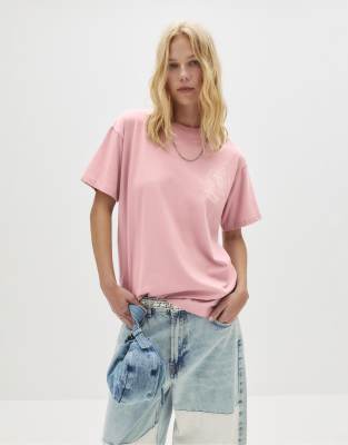 Pull & Bear - T-Shirt in Staubrosa mit Motivprint