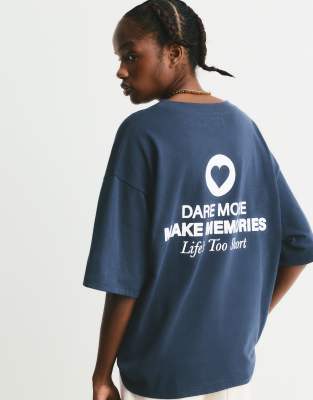 Pull & Bear - T-Shirt in verblasstem Marineblau mit Herz-Print