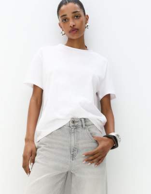 Pull & Bear - T-Shirt in Weiß mit ungesäumten Kanten