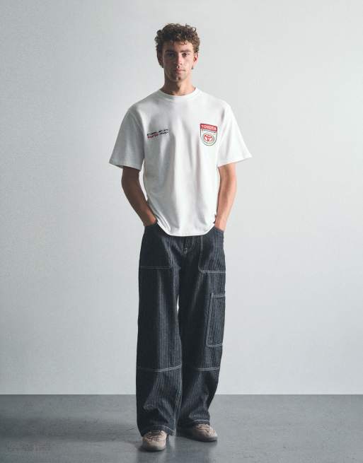 Pull&Bear T-Shirt in Wollweiß mit Regular Fit und Toyota-Print, 4 von 7