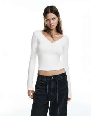 Pull & Bear - T-Shirt in Wollweiß mit Spitzenborte am Ausschnitt