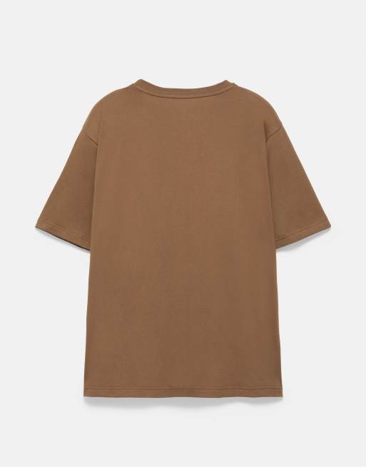 Pull&Bear - T-shirt met rechte pasvorm en zak met grafische print in bruin, 7 van 7