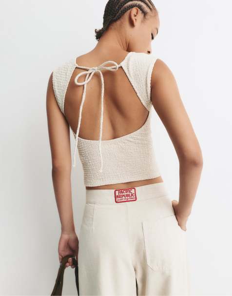 Pull&Bear - T-shirt met textuur en open achterkant in zandkleur - view 1