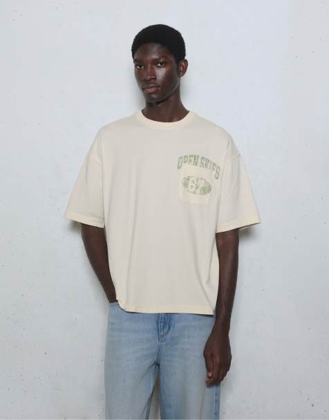 Pull&Bear T-Shirt mit Grafikprint und Brusttasche in Wollweiß im Relaxed Fit - view 1