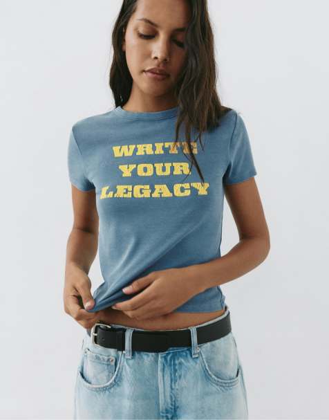 Pull&Bear T-Shirt mit normaler Passform und Grafikprint in Grau/Blau mit Crinkle-Effekt - view 1
