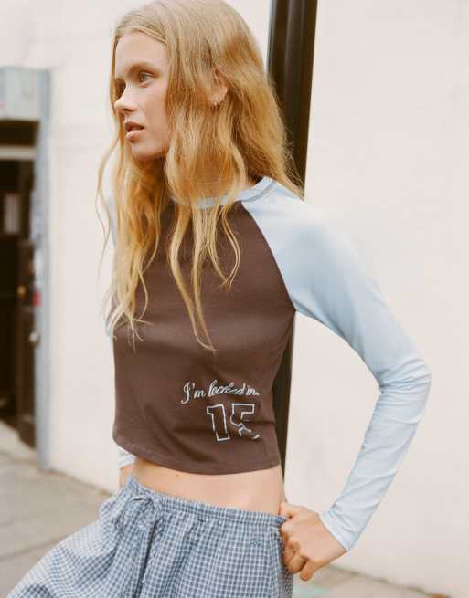 Pull&Bear t-shirt raglan imprimé numéro marron, 2 de 7