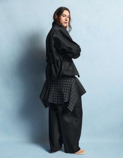 Pull&Bear taillerjack met trekkoord en opstaande hals in zwart, 2 van 7