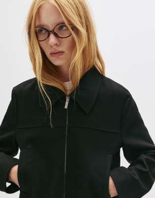 Pull & Bear - Taillierte Jacke in Schwarz mit Reißverschluss
