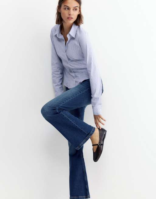 Pull&Bear tailliertes Hemd mit breiten Manschetten in Blau/Weiß, 6 von 7