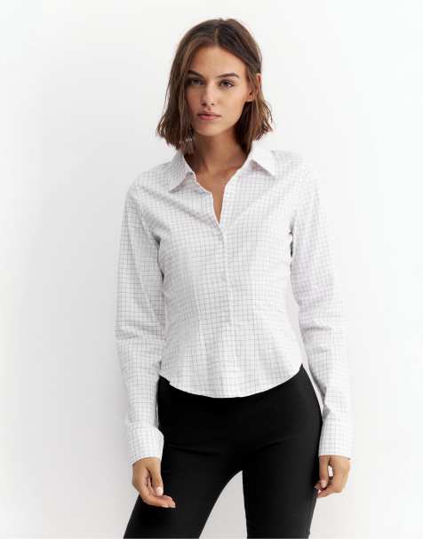Pull&Bear tailliertes Hemd mit weitem Manschettenaufschlag in Anthrazit - view 1