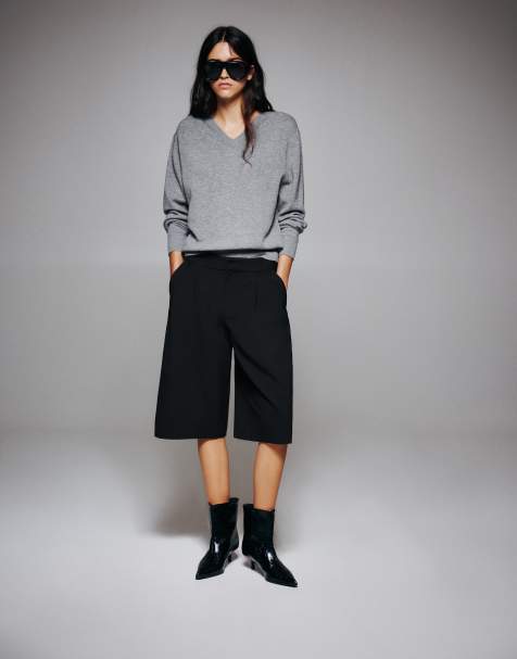 Pull&Bear Tailored fit tailored bermuda shorts with pleats in black