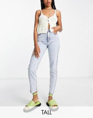 Pull & Bear Tall - Schlichte Mom-Jeans in Hellblau