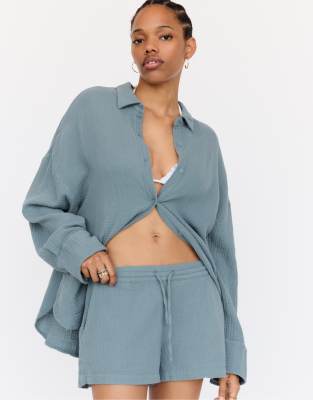 Pull&Bear textured oversizedd shorts in blue - view 1