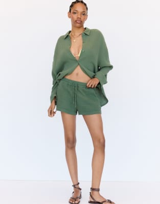 Pull&Bear textured oversizedd shorts in green - view 1