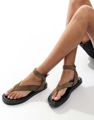 Pull & Bear thong detail sandal in green-Neutral