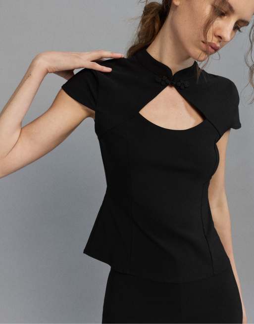 Pull&Bear top med ståkrave og nøglehul i sort, 4 af 7