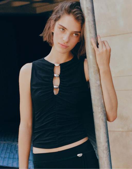 Pull&Bear topp med applikation och utskurna detaljer i svart, 5 av 7
